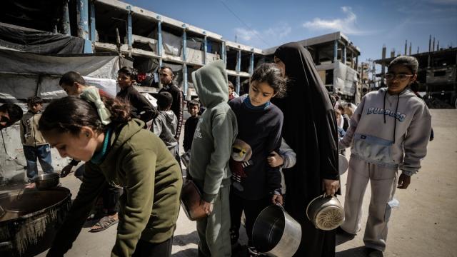 Gazze'de yerinden edilmiş Filistinlilere sıcak yemek dağıtımı yapıldı