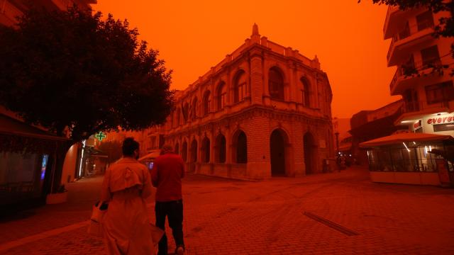 Afrika'dan gelen çöl tozu sonucu Girit Adası'nda gökyüzü kırmızıya büründü
