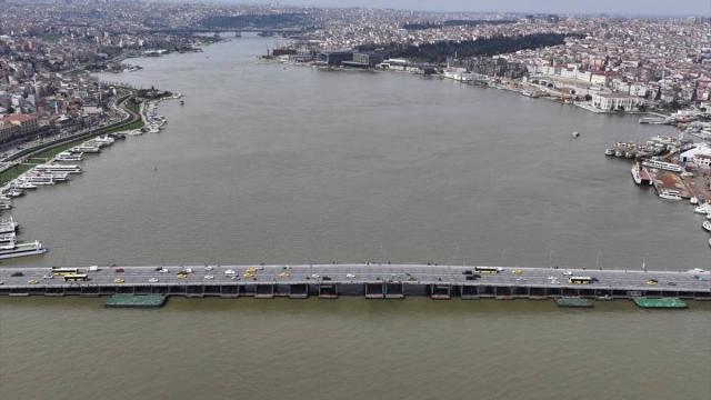 Haliç'te suyun rengi kahverengiye dönüştü