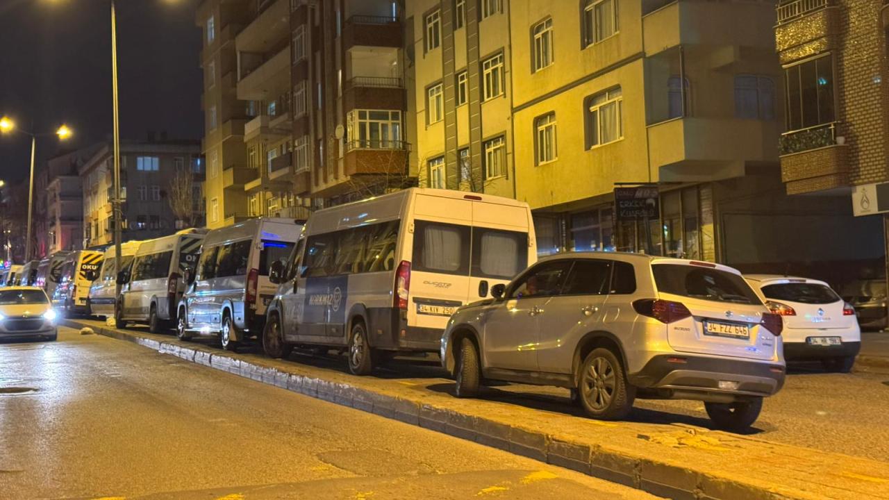 İstanbulda direksiyon çilesi katlanıyor: Trafik bitiyor, park mücadelesi başlıyor