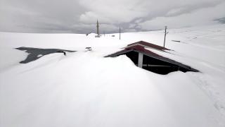 Ardahan'da yayla evleri baharda kar altında kaldı