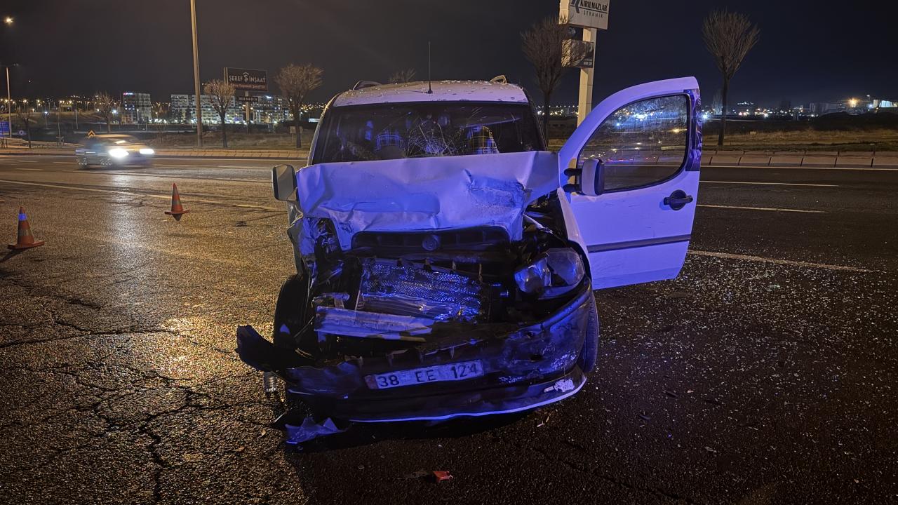 Kayseri'de iki hafif ticari araç çarpıştı: 6 yaralı