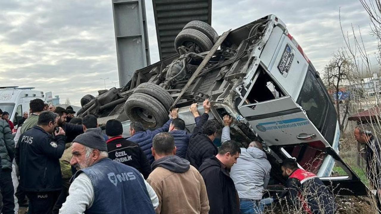 Ankara'da yolcu taşıyan minibüs üst geçide çarptı: 4 kişi hayatını kaybetti