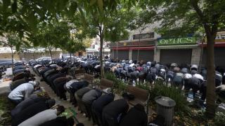 İsrail'in ibadete kapattığı Mescid-i Aksa'nın önünde Filistinliler cuma namazı kılıyor