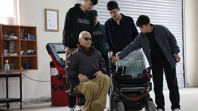 Erzincan'da meslek liseliler engellilerin akülü araçlarını ücretsiz onarıyor