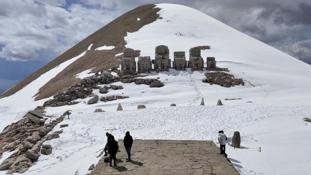 Dünya mirası Nemrut sezonun ilk ziyaretçilerini ağırladı
