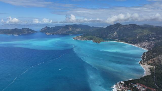 Yağmur sonrası Ölüdeniz turkuaza döndü