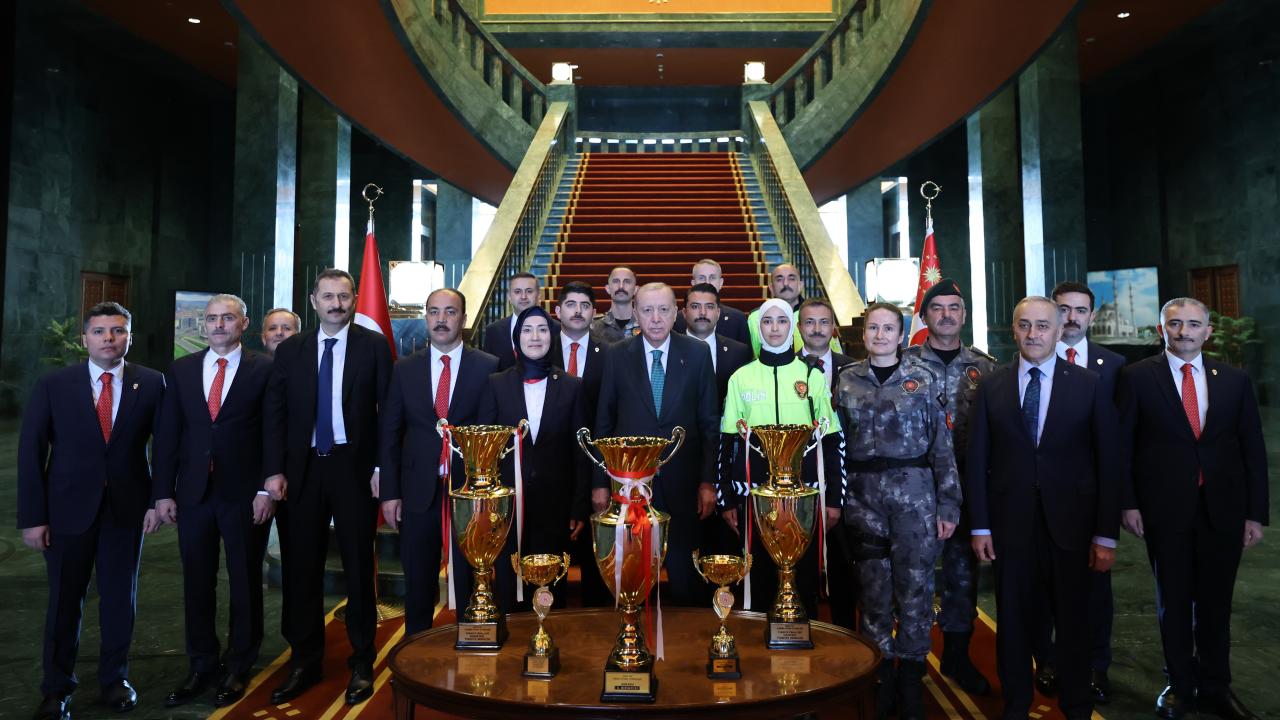 Cumhurbaşkanı Erdoğan'ı, Külliye'de Koruma Hizmetleri Genel Müdürlüğü personeli karşıladı