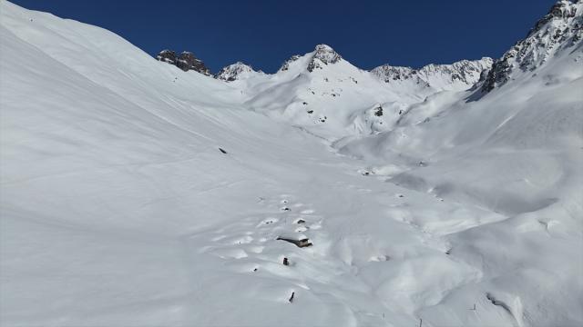 Rize'de karlar altında kalan yayla evleri havadan görüntülendi