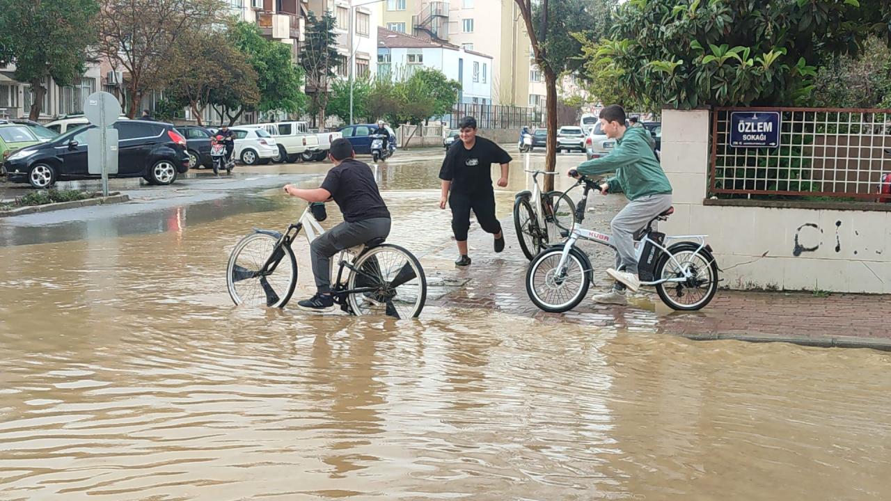 İzmir Ödemiş'te sağanak hayatı olumsuz etkiledi