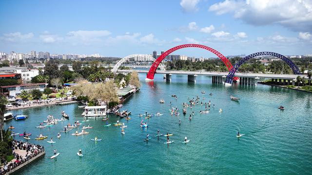 Seyhan Nehri’nde renkli su korteji