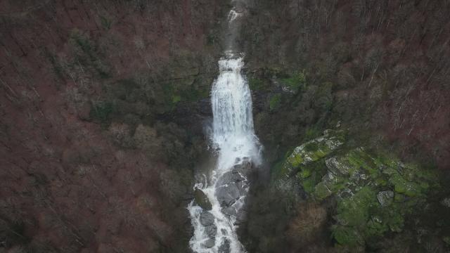 Fay kırığıyla oluşan Suuçtu Şelalesi bahar yağışlarıyla coştu