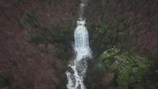 Fay kırığıyla oluşan Suuçtu Şelalesi bahar yağışlarıyla coştu