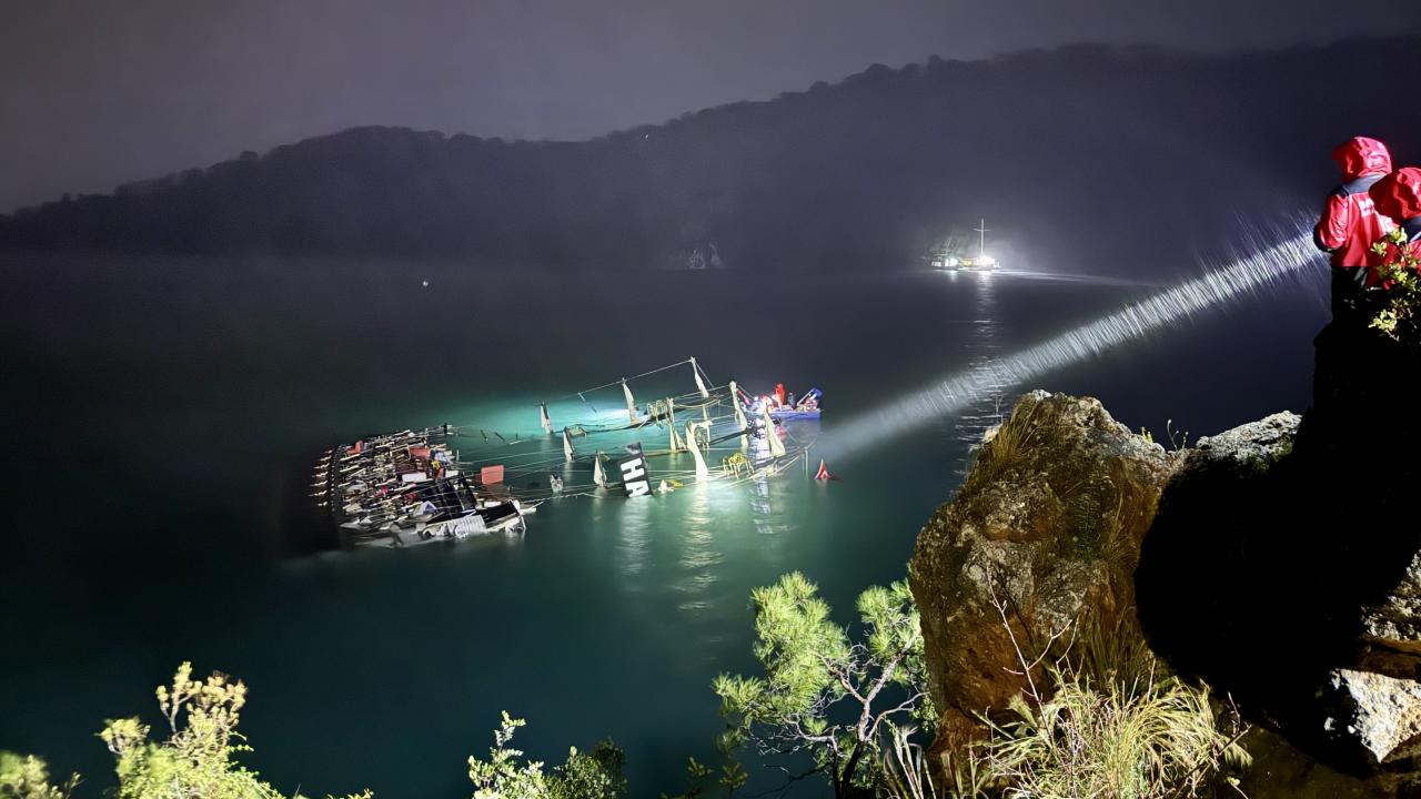 Fethiye'de karaya sürüklenen tekne battı, 1 kişi aranıyor