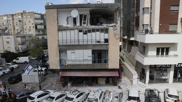 Tel Aviv yakınlarındaki Ramat Gan'a düşen füze parçaları hasara yol açtı