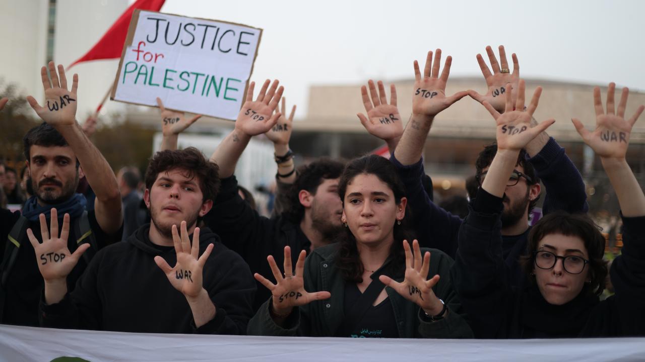 Tel Aviv'de, ABD-İsrail'in İran'a saldırıları protesto edildi