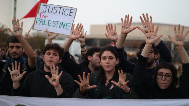 Tel Aviv'de, ABD-İsrail'in İran'a saldırıları protesto edildi