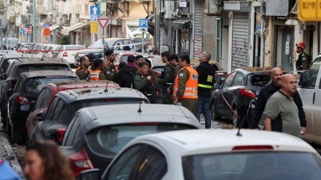 İran'ın Misillemesi Sonrası Tel Aviv ve Çevresinde Füze Parçaları Isabet Etti