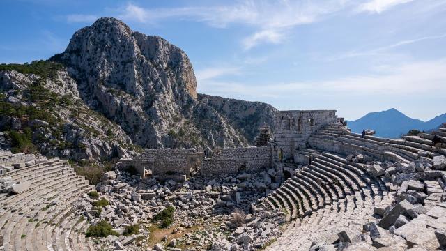 Termessos Antik Kenti'ndeki ilginç görüntü ziyaretçilerde merak uyandırıyor