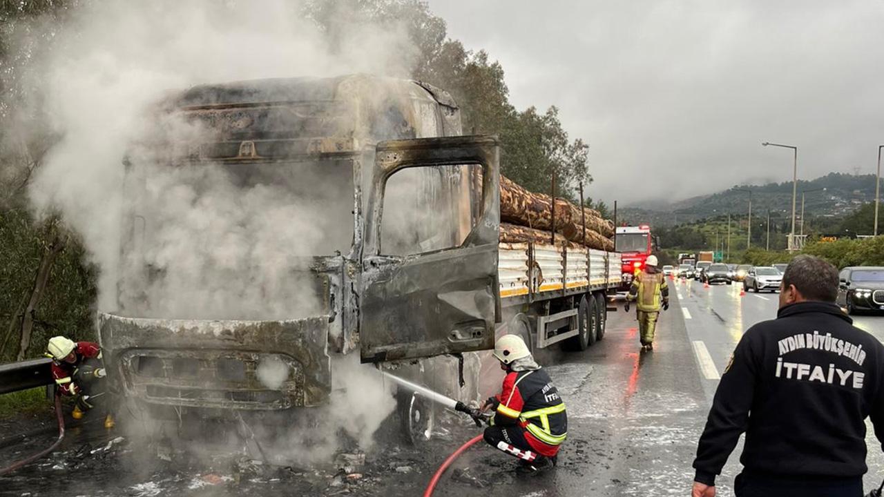 Seyir halindeki tır küle döndü