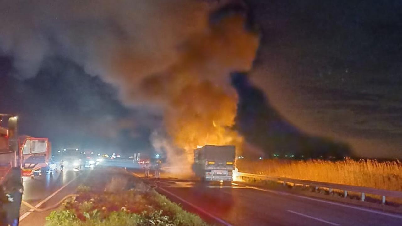 Alevler tırı sardı, KaracabeyBursa karayolunda ulaşım durdu