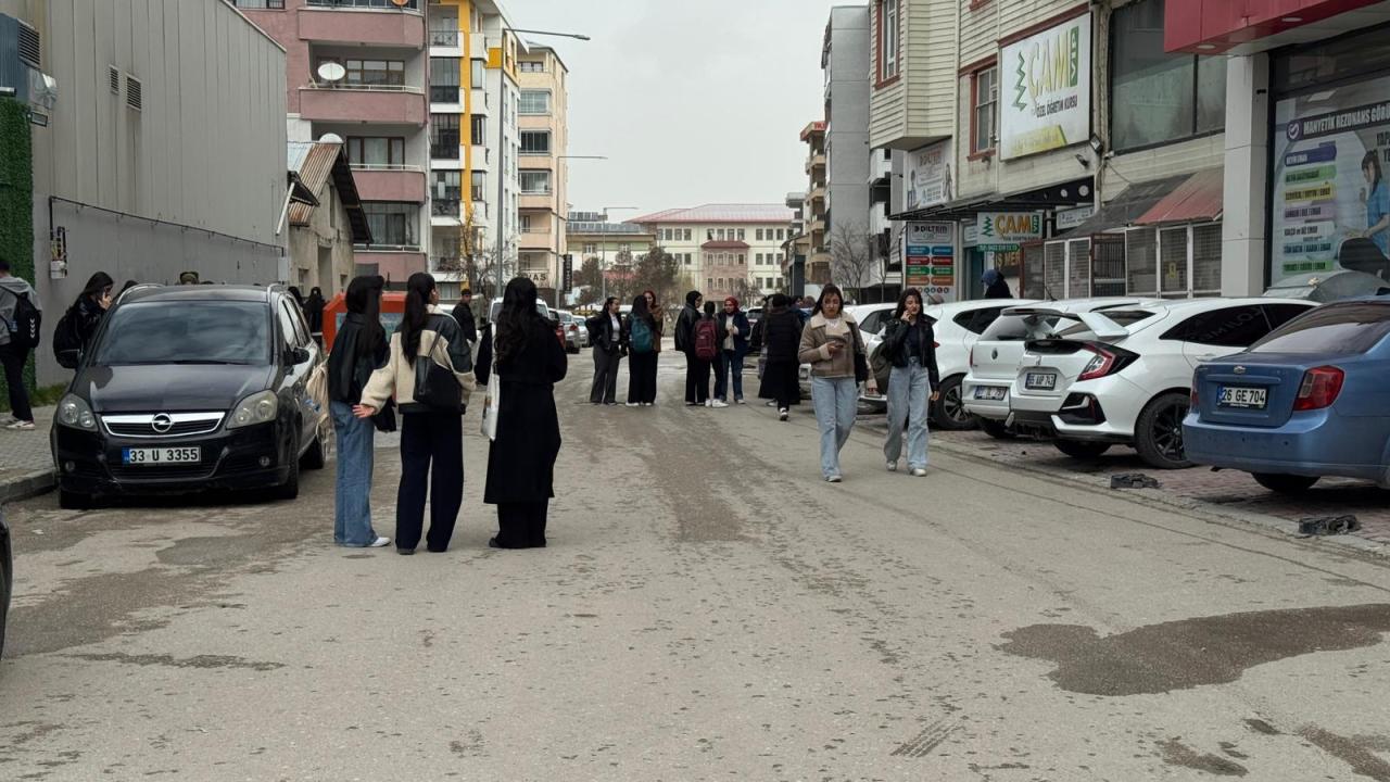 Van'da 5,2 büyüklüğünde deprem oldu