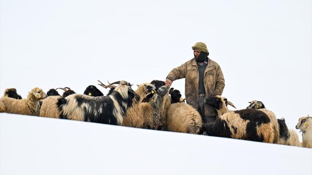 Van'ın kırsal mahallelerinde baharda da karla mücadele sürüyor