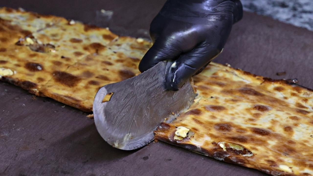 "Kapaklı pideyi ilk defa tadanlar lezzetli olduğunu söylüyorlar"