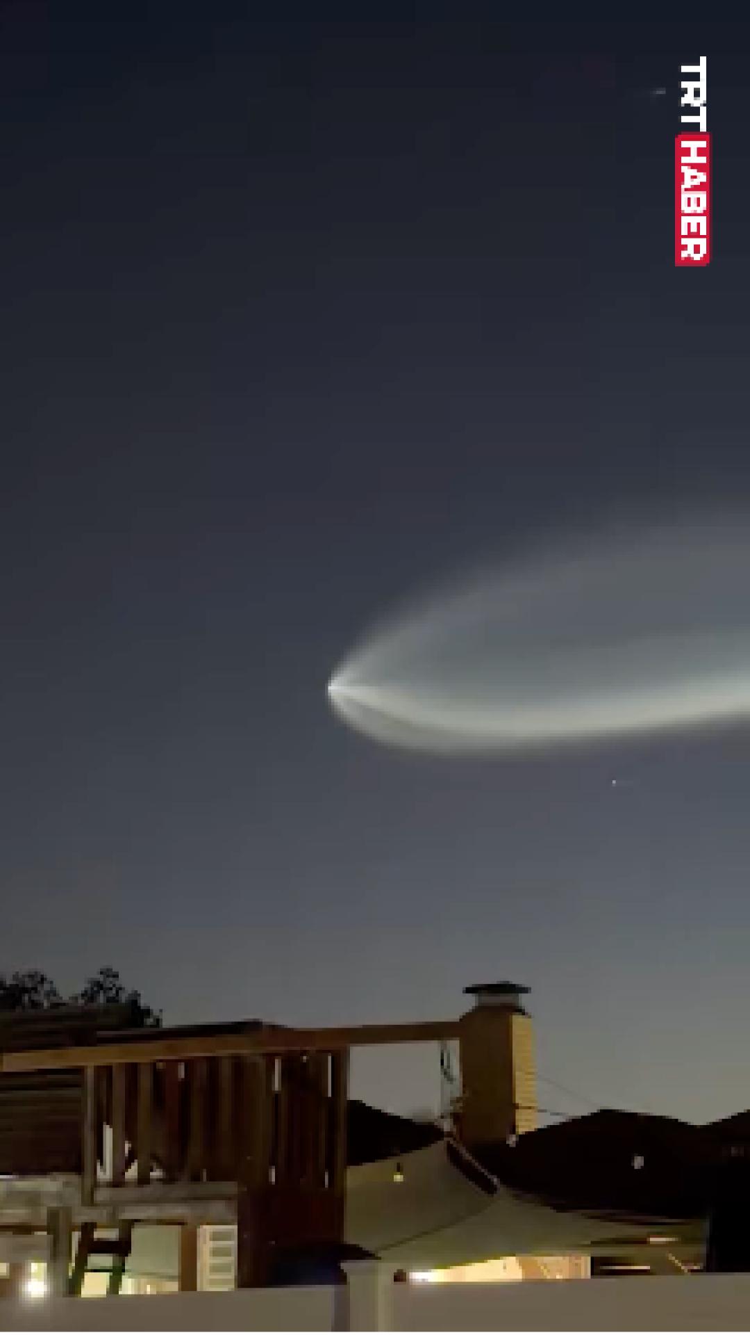 Falcon 9 roketinin fırlatılmasının ardından gökyüzü…