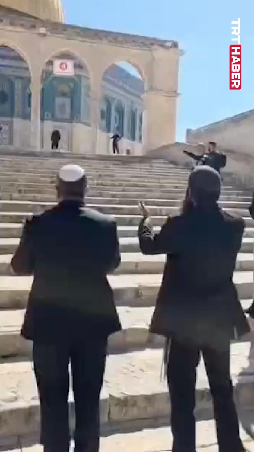 Katil İsrail'in eli kanlı bakanı Ben Gvir, işgalci İsraillilerle Mescid-i Aksa'ya baskın düzenledi