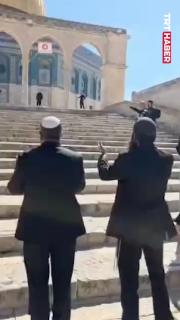 Katil İsrail'in eli kanlı bakanı Ben Gvir, işgalci İsraillilerle Mescid-i Aksa'ya baskın düzenledi