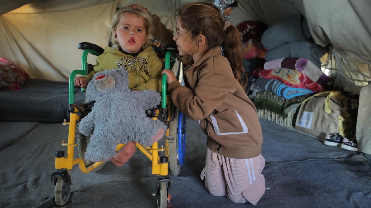 Çocukluğunu yaşayamadı