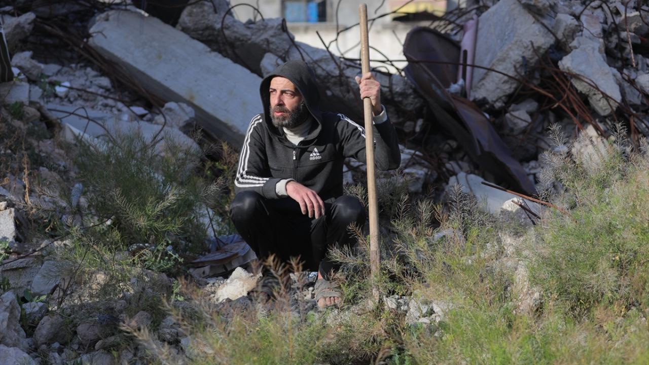 Filistinli Refik, İsrail'in yıktığı evinin enkazında ailesini arıyor