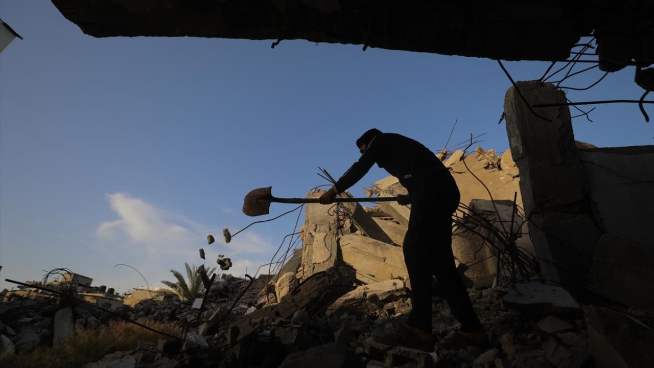 Filistinli Refik, İsrail'in yıktığı evinin enkazında ailesini arıyor