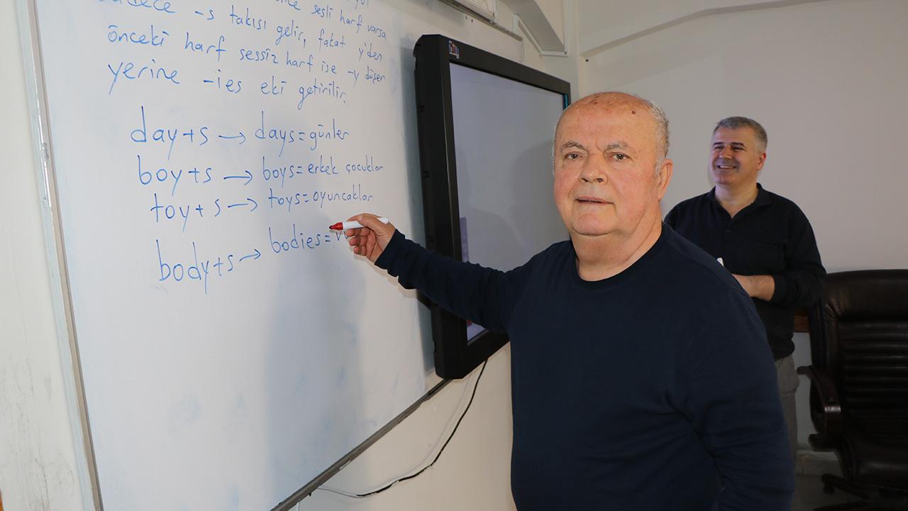 74 yaşındaki dede, torunu için İngilizce öğreniyor