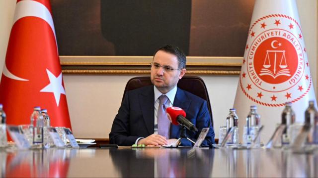 Bakan Gürlek, Muhsin Yazıcıoğlu'nun ailesini kabul edecek haber görseli