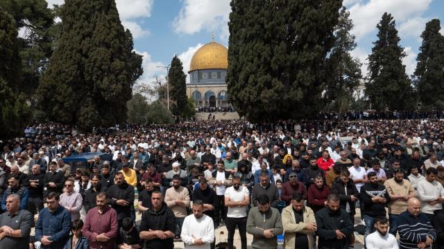 Mescid-i Aksa'nın yeniden ibadete açılmasının ardından ilk cuma namazı kılındı