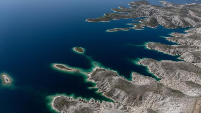 Atatürk Barajı'nda baharla birlikte kartpostallık görüntüler oluştu