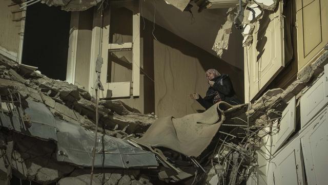 Soykırımcı İsrail'den Lübnan'a ağır saldırı