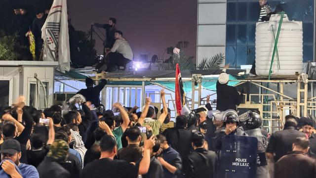Basra'da Kuveyt Konsolosluğu'na Protesto: Roketli Saldırı Sonrası Tansiyon Yükseldi
