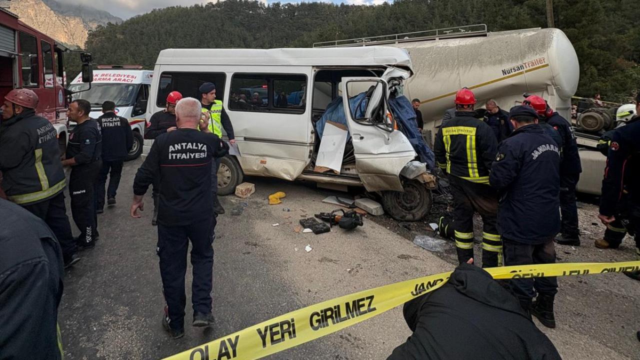 Burdur'da işçileri taşıyan minibüs ile tır çarpıştı: 7 ölü, 3 yaralı
