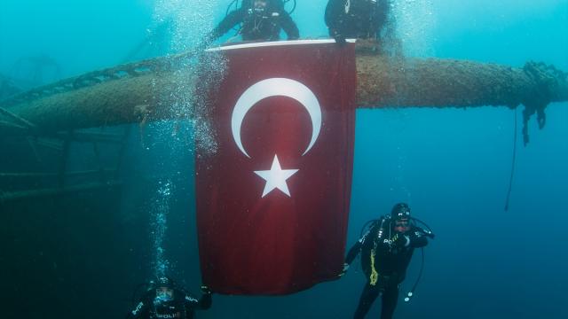 Deniz polisleri, teşkilatlarının 181. kuruluş yıl dönümünü su altında bayrak açarak kutladı