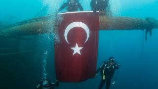 Deniz polisleri, teşkilatlarının 181. kuruluş yıl dönümünü su altında bayrak açarak kutladı