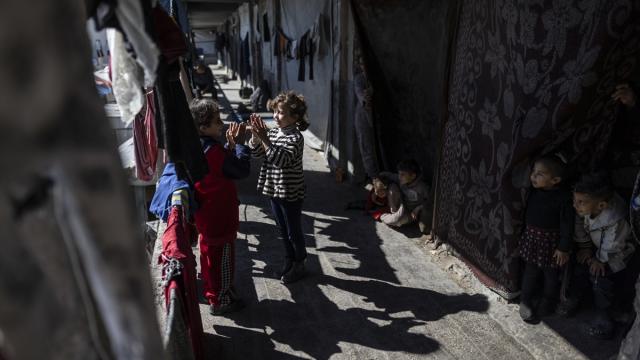 Gazze’de okula sığınan Filistinlilerin günlük yaşamı