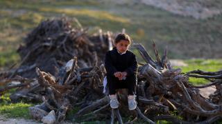 Batı Şeria'da öğrenciler, İsraillilerin kapattığı yol nedeniyle derslerine sokakta devam ediyor