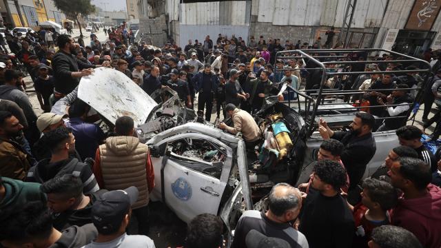 İsrail'in Gazze'de polis aracını hedef aldığı saldırıda biri çocuk 4 kişi hayatını kaybetti