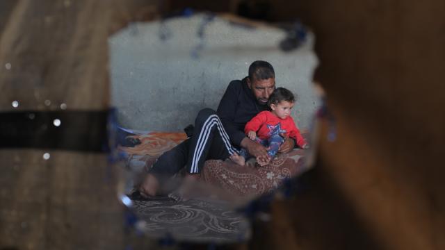 Gazze'de odun topladığı sırada yaralanan Adil, tedavi için yurt dışı umudunu koruyor