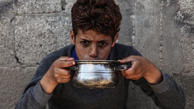 Gazze'de Filistinlilere sıcak yemek dağıtımı yapıldı