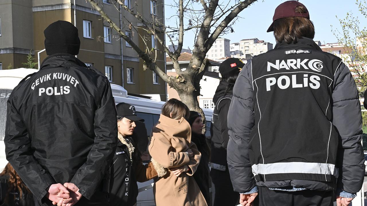 İstanbul'daki uyuşturucu soruşturmasında gözaltına alınan 19 zanlı adliyede