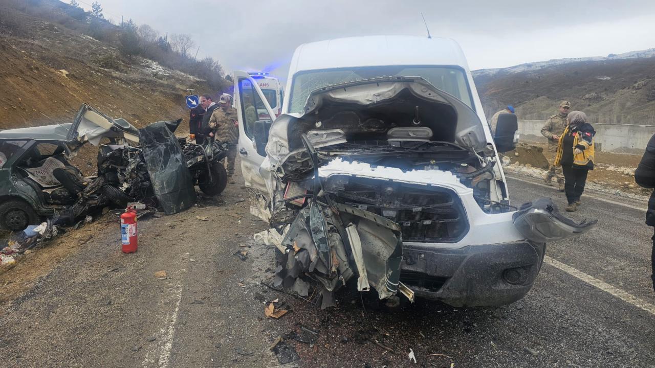 Gümüşhane'de servis minibüsüyle otomobil çarpıştı: 1 ölü, 9 yaralı